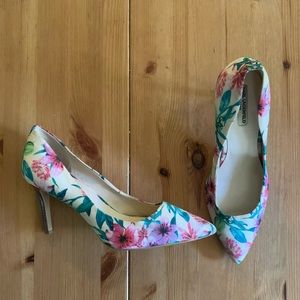 Karl lagerfeld floral pumps size 8